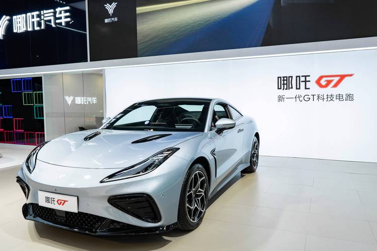 东莞286哪吒汽车在智能汽车领域的表现，领途汽车在新能源汽车市场中的影响力